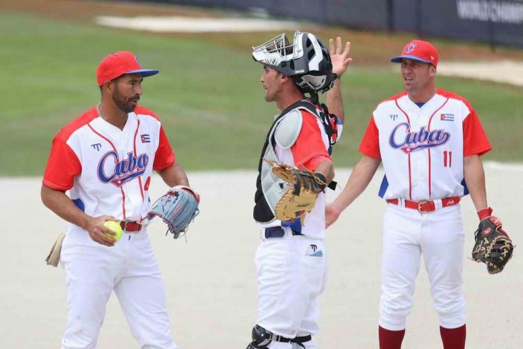 Conferencia en el bullpen del equipo Cuba. Foto: Radio Rebelde.