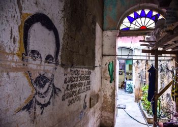 Pintada de José Martí en pared de solar en La Habana Vieja, vitrales, Cuba, 2022