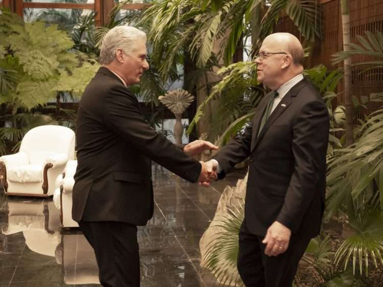 Díaz-Canel saluda al demócrata James McGovern en el Palacio de la Revolución. Foto: Cuenta presidencial en Twitter.