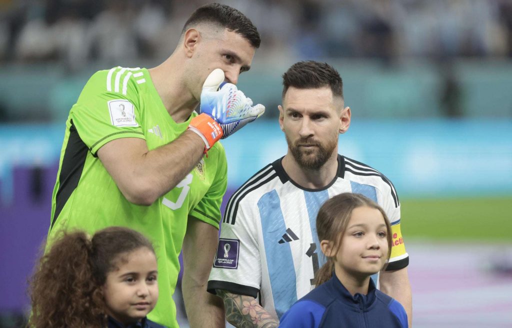 Emiliano Martínez habla con Lionel Messi antes de comenzar el partido de semifinales frente a Croacia en el estadio de Lusail. Foto: EFE/Juan Ignacio Roncoroni.