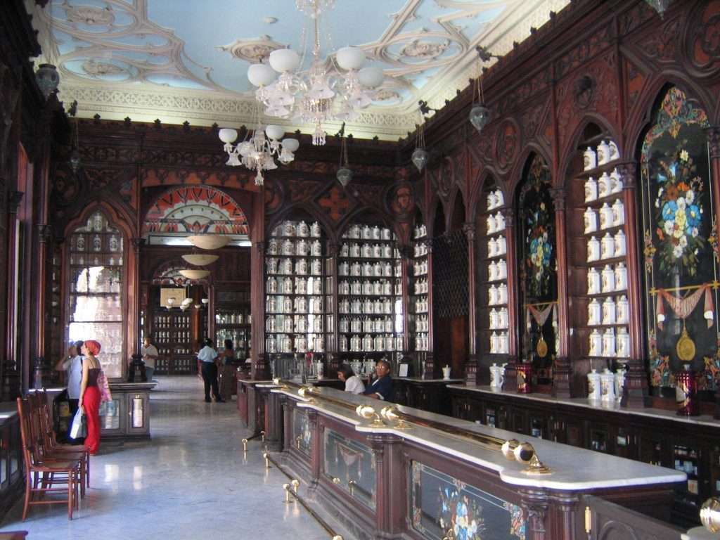 Farmacia La Reunión, 2004. Tablada fue el proyectista principal de la restauración del inmueble. Este trabajo recibió el Premio Nacional de Conservación y Restauración de Monumentos en 2006. Ese mismo año, y en la misma categoría, también fue galardonado en la Bienal de Arquitectura del Caribe. (Foto: A. T.)
