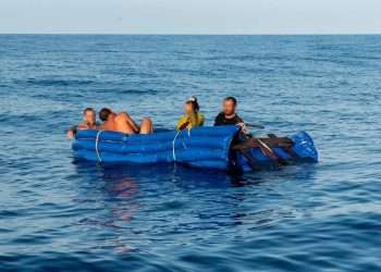 Balseros cubanos interceptados en los mares al sur de la Florida. Foto: Tomada de @USCGSoutheast