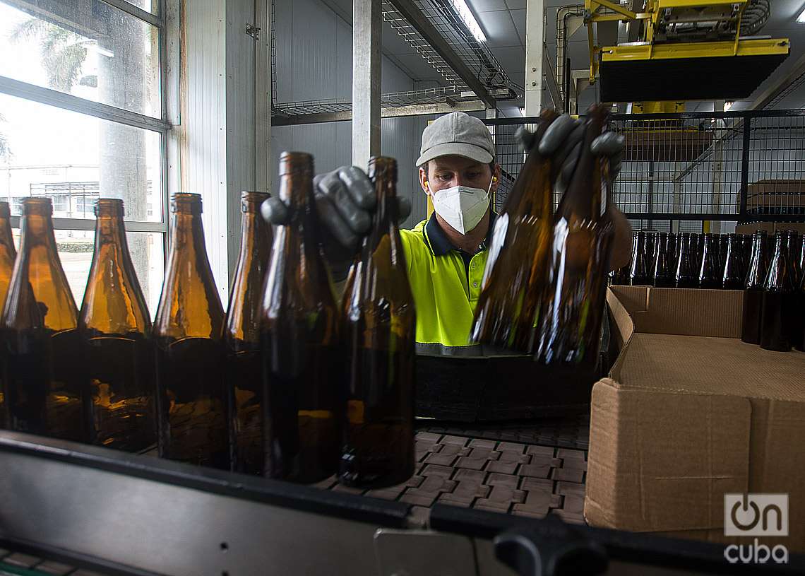 Planta de embotelladora de Havana Club, en la Ronera San José. Foto: Otmaro Rodriguez.