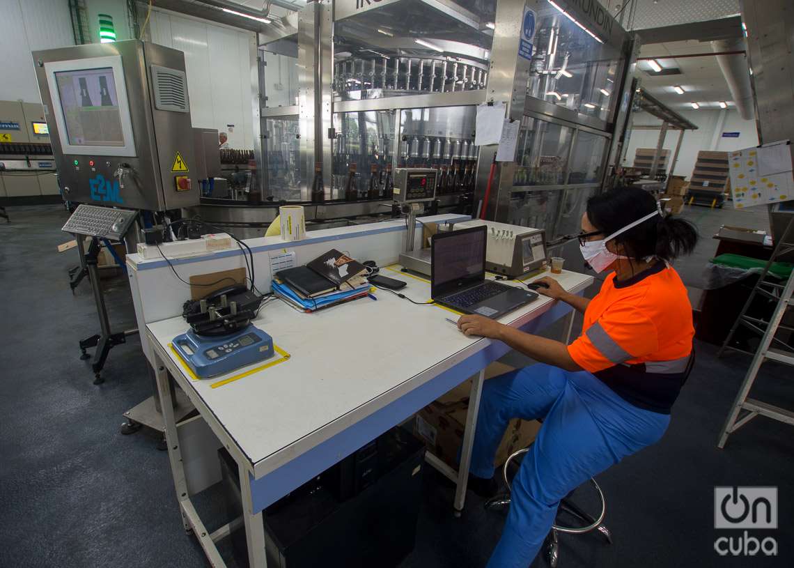 Planta de embotelladora de Havana Club, en la Ronera San José. Foto: Otmaro Rodriguez.