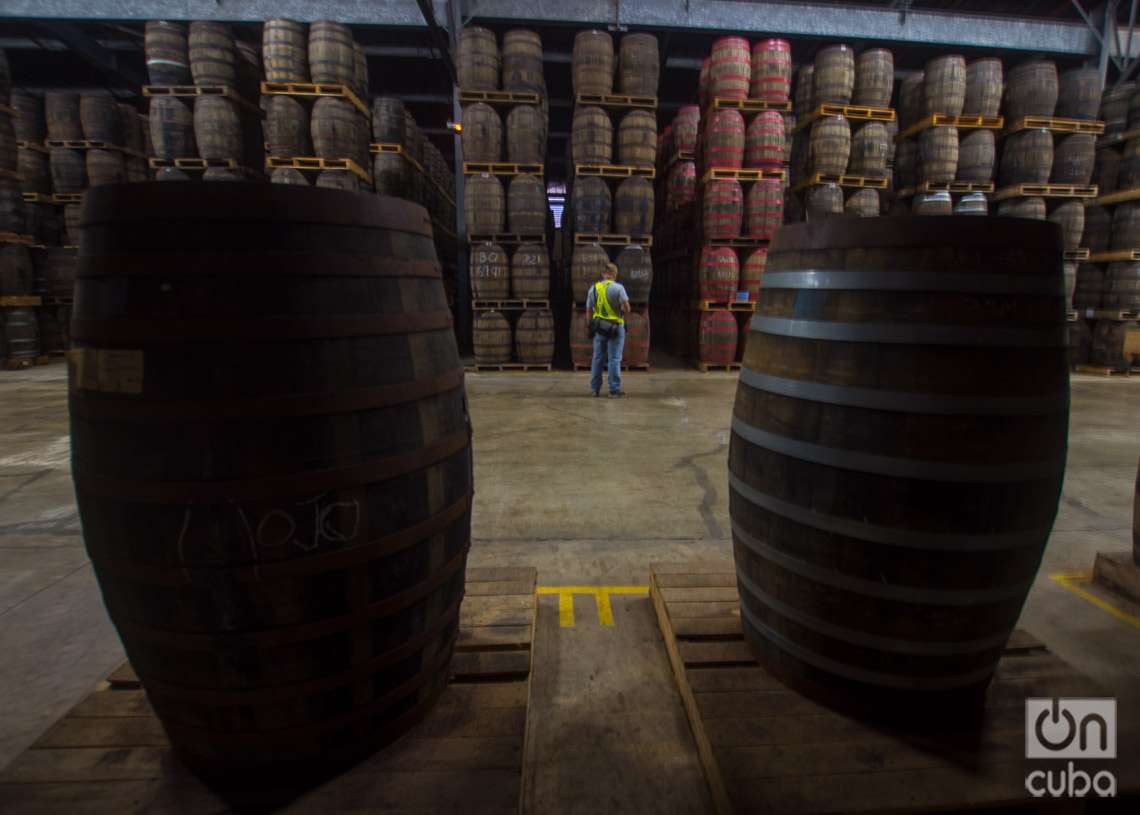 Nave de añejamiento Don Navarro, en la Ronera San José de Havana Club. Foto: Otmaro Rodriguez.