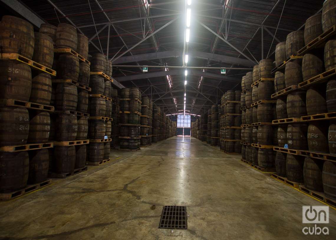 Nave de añejamiento Don Navarro, en la Ronera San José de Havana Club. Foto: Otmaro Rodriguez.