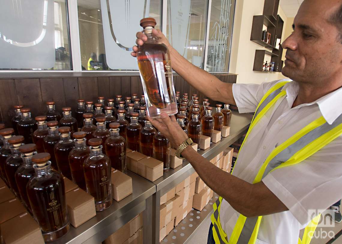 Taller de los maestros rones de Havana Club, en la Ronera San José. Foto: Otmaro Rodriguez.