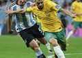 Julian Álvarez (i) de Argentina y Aziz Behich de Australia hoy en el estadio Ahmad bin Ali en Rayán EFE Alberto Estevez