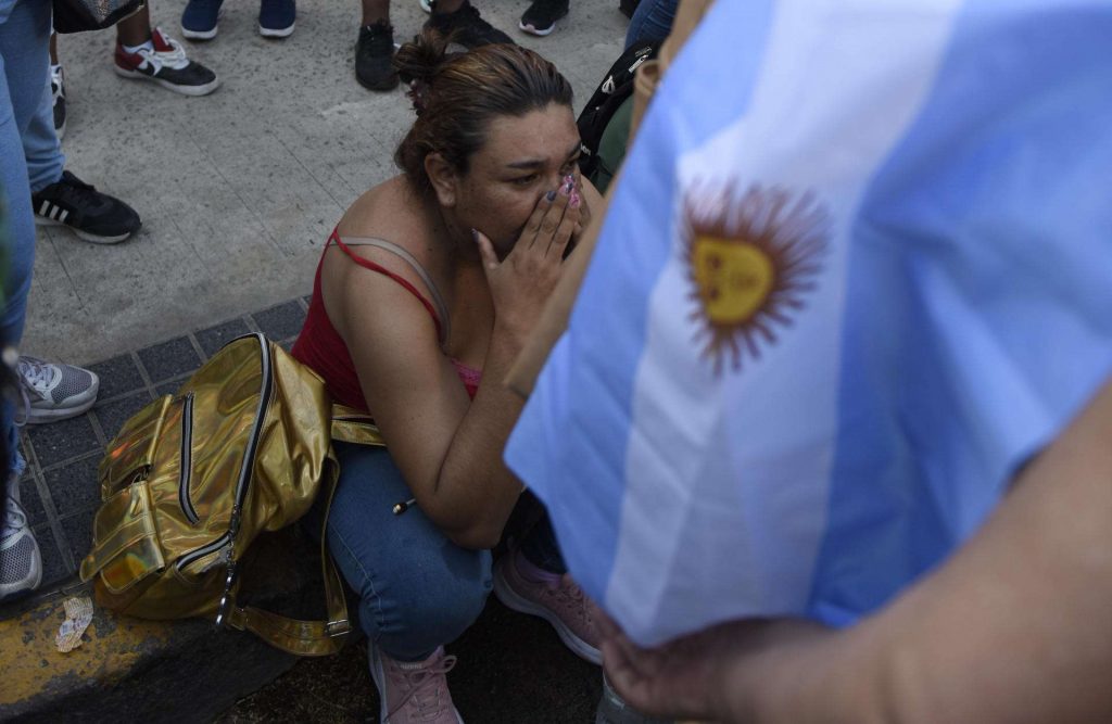 Manifestantes expresan su descontento frente a los tribunales federales de Comodoro luego de escuchar el fallo. Foto: EFE/Matías Martin Campaya.