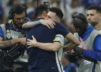 Lionel Messi celebra con el seleccionador de Argentina Lionel Scaloni al clasificar en la primera semifinal del Mundial de Fútbol Qatar 2022, frente a Croacia, en el estadio de Lusail. Foto: EFE/ Juanjo Martín.