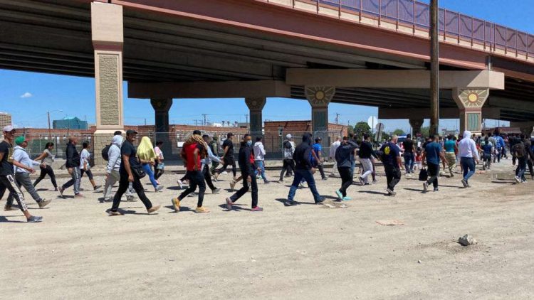 Migrantes a lo largo de la frontera entre Estados Unidos y México, cerca del centro de El Paso, Texas. Foto: KFOX14/CBS4.