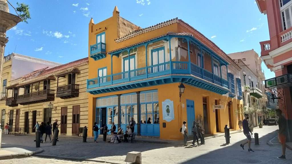 Esquina de las calles Obispo y Mercaderes, La Habana Vieja. Por esta intersección pasaba cada día nuestro entrevistado para dirigirse al Taller de Arquitectura, después Dirección de Arquitectura Patrimonial, en Mercaderes 116. (Foto: A. Tablada)
