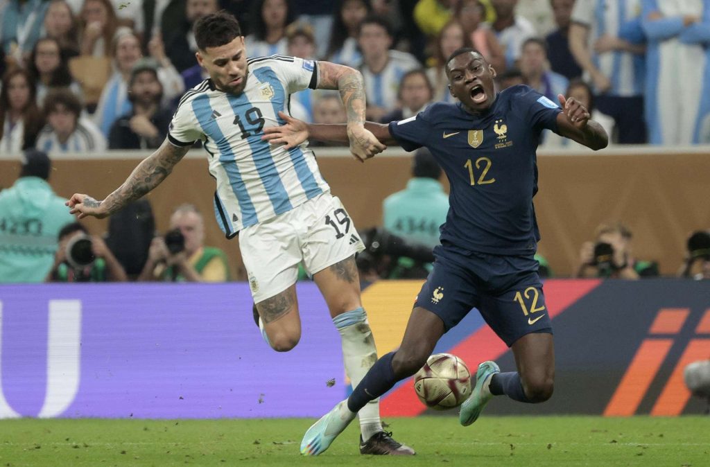 Nicolás Otamendi (i) de Argentina disputa un balón con Christopher Nkunku de Francia hoy, en la final del Mundial de Fútbol Qatar 2022 en el estadio de Lusail. Foto: EFE/ Juan Ignacio Roncoroni.