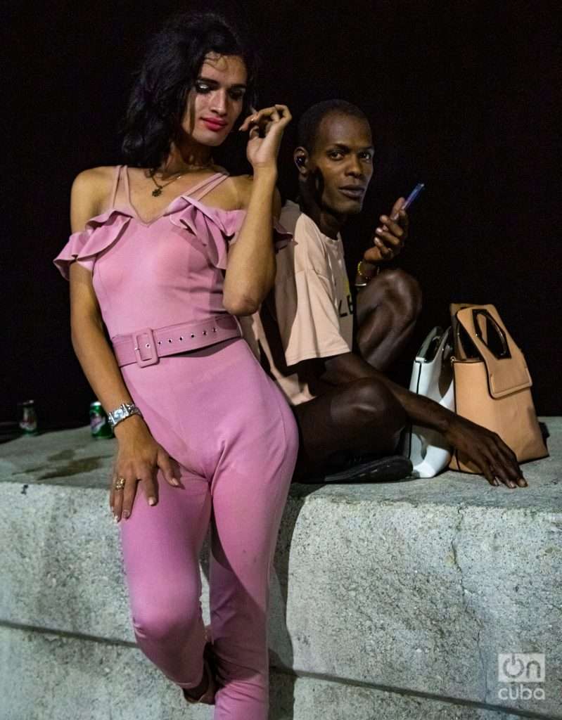 Pareja queer en el malecón de la Habana de noche Foto Jorge Ricardo.