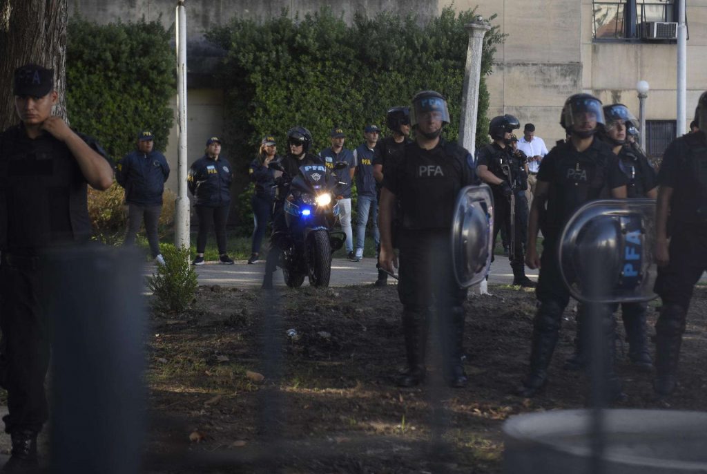 Miembros de la policía vigilan a manifestantes que expresan su descontento frente a los tribunales federales de Comodoro luego de escuchar el fallo, 6 de diciembre de 2022. Foto: EFE/Matías Martin Campaya.