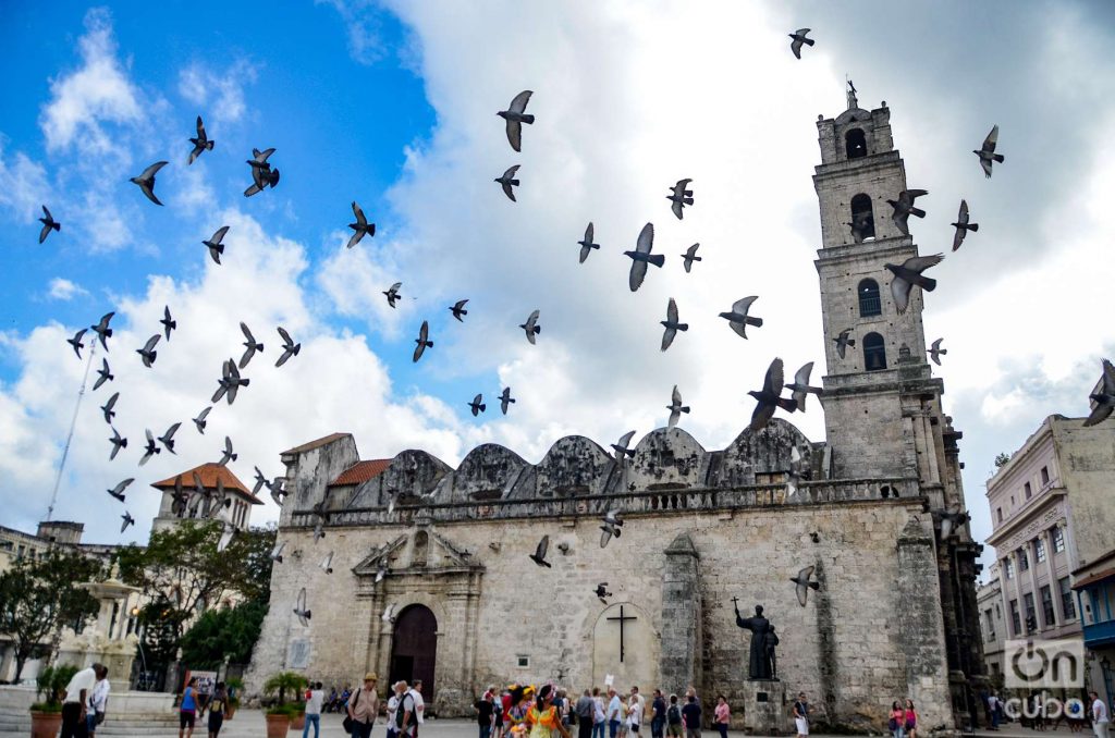 Palomas vuelan en la plaza de San Francisco de Asis en La Habana Vieja Foto: Kaloian
