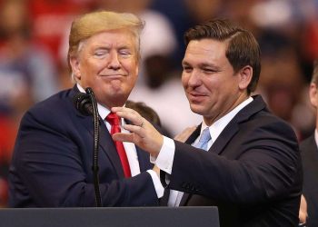 Donald Trump y Ron DeSantis en tiempos mejores. Foto: Archivo.