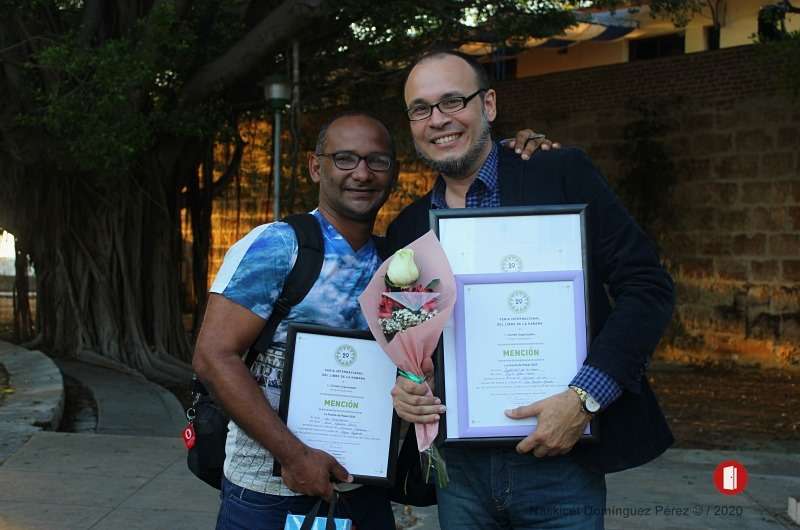 Con el poeta holguinero Luis Yuseff. Feria Internacional del Libro, La Habana, 2019. Foto: archivo de CPL.