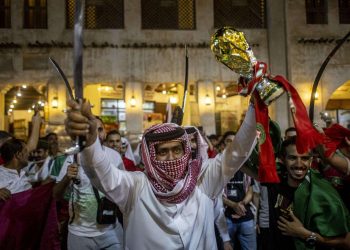 Afición marroquí celebra el triunfo de Marruecos frente a España en el Souq Waqif market en Doha, 6 de diciembre 2022. Foto: EFE/EPA/Martin Divisek.