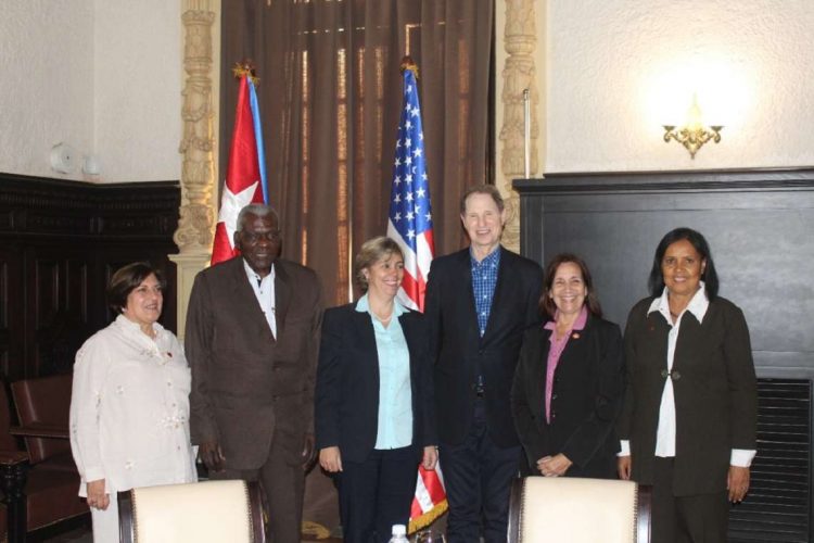 Ron Wyden, presidente del Comité de Finanzas del Senado de Estados Unidos, fue recibido en el Capitolio Nacional por Esteban Lazo, jefe del parlamento cubano, y otros miembros de la Asamblea Nacional. Foto: Tomada de @AsambleaCuba