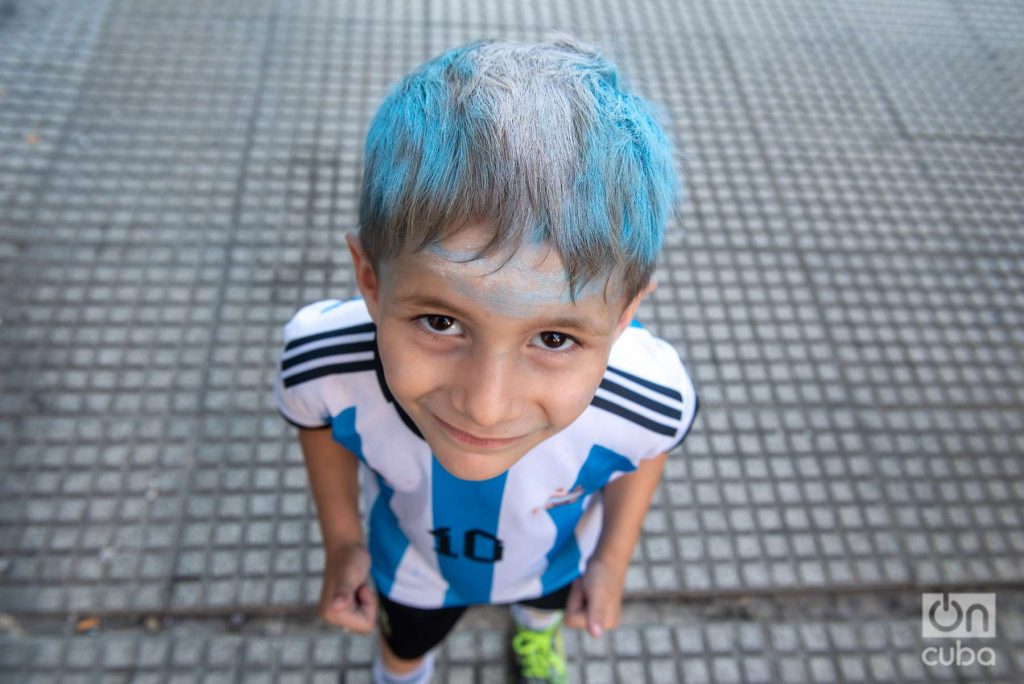 Un niño con el pelo pintado con los colores de la bandera. Foto: Kaloian.