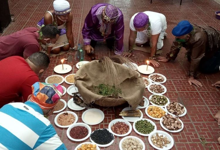 Miembros de la Asociación en uno de sus rituales. Foto: Asociación Cultural Yoruba de Cuba/Facebook/Archivo.