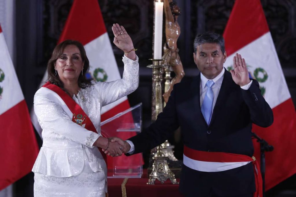 La presidenta de Perú, Dina Boluarte, toma juramento al ministro del Interior, César Cervantes Cárdenas, durante una ceremonia en el Palacio de Gobierno de Lima, el 10 de diciembre de 2022. Foto: Paolo Aguilar / EFE.