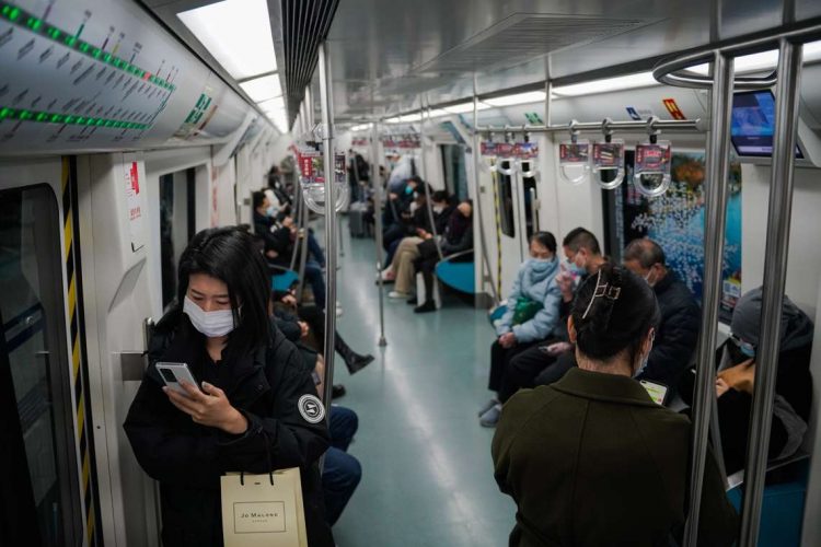Personas en el metro de Pekín, China. Foto: Wu Hao / EFE / EPA / Archivo.
