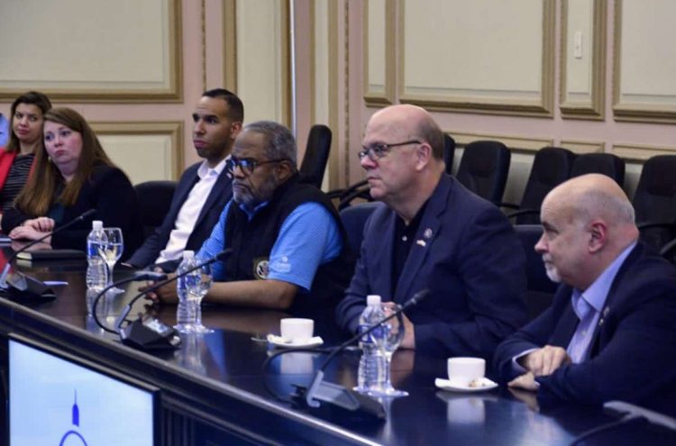 Los congresistas de Estados Unidos Mark Pocan (1-d), James McGovern (2-d) y Troy Anthony Carter (3-d), durante una visita a la sede de la Asamblea Nacional de Cuba, el 9 de diciembre de 2022. Foto: @AsambleaCuba / Twitter.