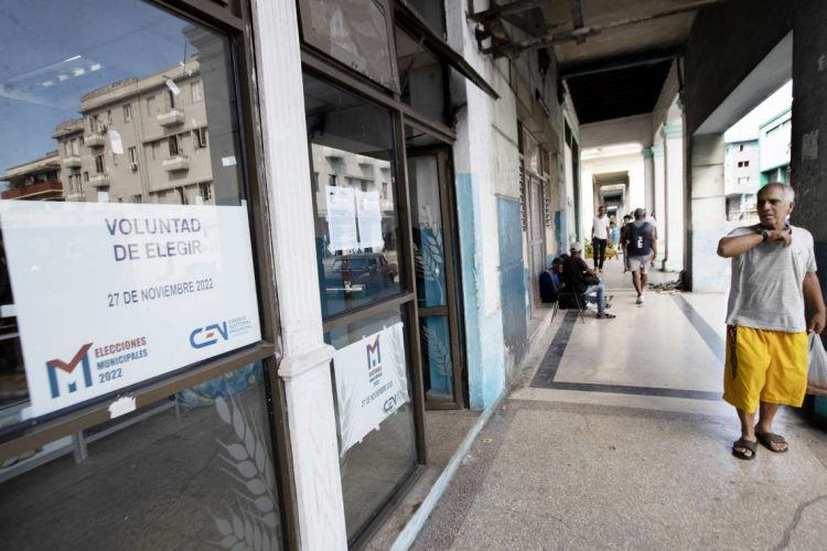 El proceso electoral cubano comenzó el pasado domingo con la elección de los delegados a las asambleas municipales del Poder Popular. Foto: Yander Zamora/Efe.