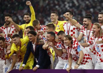 Integrantes del equipo de Croacia celebran el triunfo hoy, en un partido por el tercer lugar del Mundial de Fútbol Qatar 2022 entre Croacia y Marruecos en el estadio Internacional Jalifa en Rayán (Catar). Foto: EFE/ Alberto Estevez