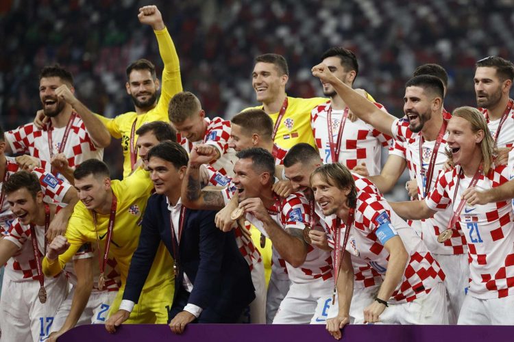 Integrantes del equipo de Croacia celebran el triunfo hoy, en un partido por el tercer lugar del Mundial de Fútbol Qatar 2022 entre Croacia y Marruecos en el estadio Internacional Jalifa en Rayán (Catar). Foto: EFE/ Alberto Estevez