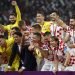 Integrantes del equipo de Croacia celebran el triunfo hoy, en un partido por el tercer lugar del Mundial de Fútbol Qatar 2022 entre Croacia y Marruecos en el estadio Internacional Jalifa en Rayán (Catar). Foto: EFE/ Alberto Estevez