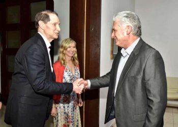 El presidente cubano, Miguel Díaz-Canel (d), saluda al senador estadounidense Ron Wyden, durante un encuentro de ambos en La Habana, el 28 de diciembre de 2022. Foto: @DiazCanelB / Twitter.