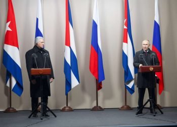 Vladímir Putin (derecha) y Miguel Díaz-Canel (izquierda) durante la visita oficial del presidente cubano a Rusia a finales de noviembre pasado. Foto: Alejandro Azcuy/Presidencia Cuba/Archivo.