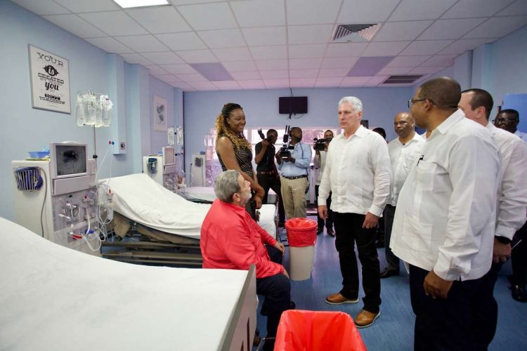 Miguel Díaz-Canel (c) en compañía del primer ministro de San Vicente y las Granadinas, Ralph Gonsalves (sentado), durante una visita a un centro médico en Georgetown (S. Vicente y Granadinas). Foto: Alejandro Azcuy/Presidencia de Cuba/Efe.