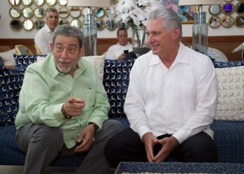 Miguel Díaz-Canel conversa con el primer ministro granadino, Ralph Everard Gonsalves a su llegada a Kingstown, San Vicente y Granadinas. Foto: EFE/ Alejandro Azcuy/ Cortesía Presidencia de Cuba.