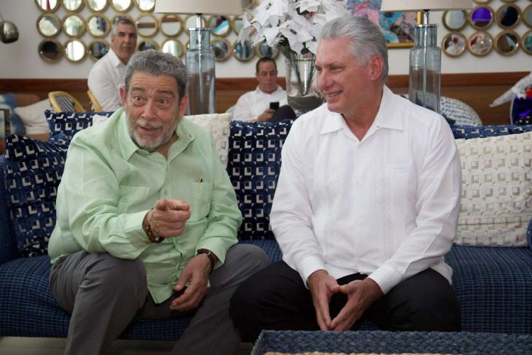 Miguel Díaz-Canel conversa con el primer ministro granadino, Ralph Everard Gonsalves a su llegada a Kingstown, San Vicente y Granadinas. Foto: EFE/ Alejandro Azcuy/ Cortesía Presidencia de Cuba.