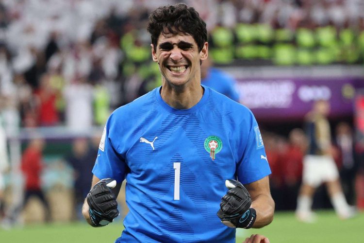 Yassine Bounou celebra la victoria de Marruecos en cuartos de final del Mundial de Fútbol Qatar. EFE/EPA/Ali Haider