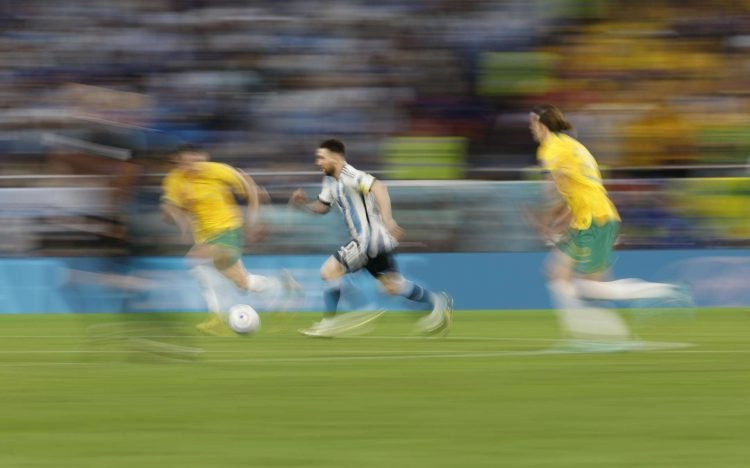 Lionel Messi controla un balón en el partido de octavos de final entre Argentina y Australia en el estadio Ahmad bin Ali, en Rayán. Foto: EFE/Juan Ignacio Roncoroni.