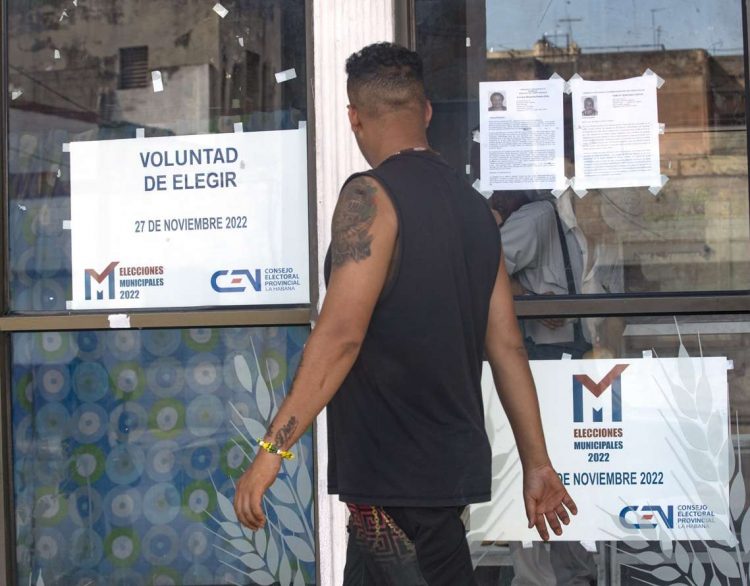 Un hombre camina frente a los carteles que anuncian  elecciones locales del 27 de noviembre, en La Habana. Foto: Yander Zamora/Efe.