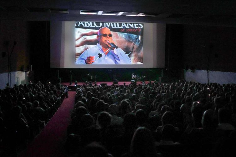 El momento cumbre de la inauguración fue el sentido homenaje a Pablo Milanés. Foto: Ernesto Mastrascusa/Efe.