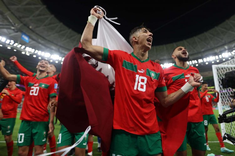 Jugadores de Marruecos celebran al final hoy, en un partido de los cuartos de final del Mundial de Fútbol Qatar 2022 entre Marruecos y Portugal en el estadio Al Zumama en Doha (Qatar). EFE/ Juan Ignacio Roncoroni