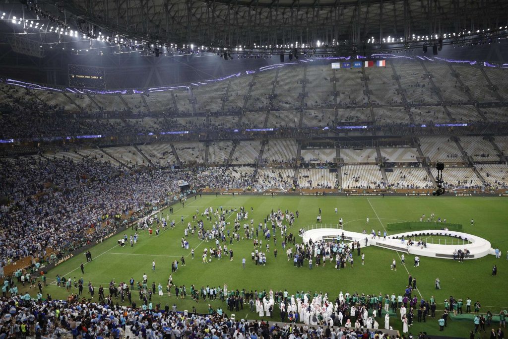 Jugadores de Argentina celebran tras ganar la final del Mundial de Fútbol Qatar 2022 frente a Francia en el estadio de Lusail. Foto: EFE/ Alberto Estévez.