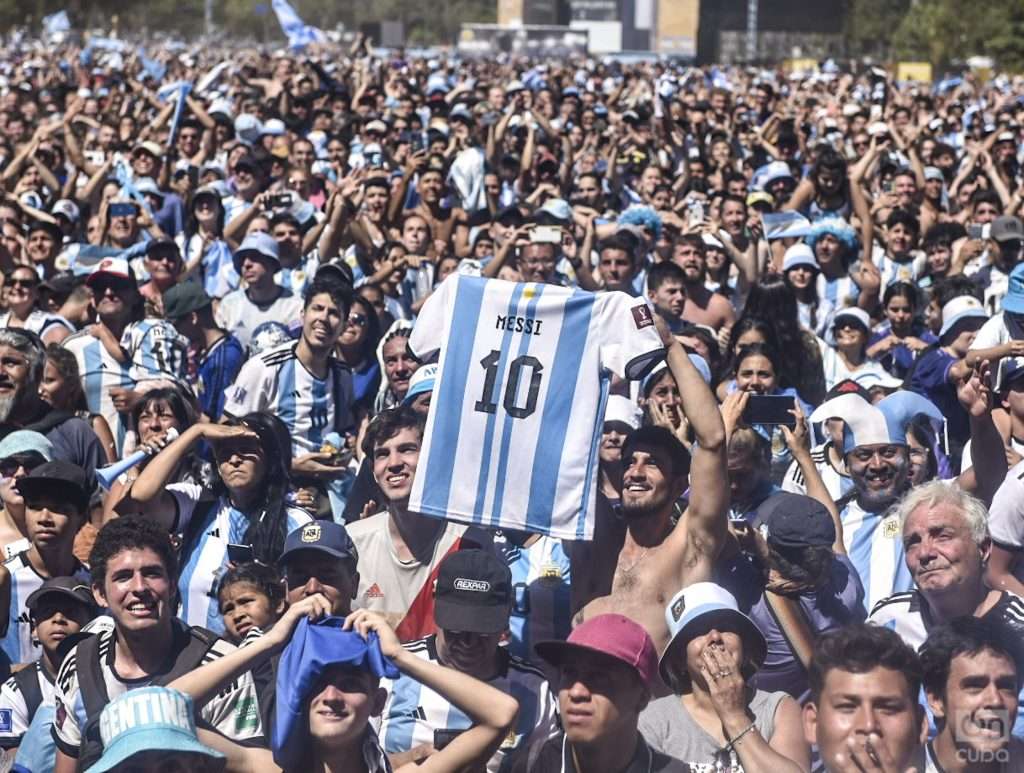 Hinchas mirando la final entre Argentina y Francia en los Bosques de Palermo. Foto: Kaloian.