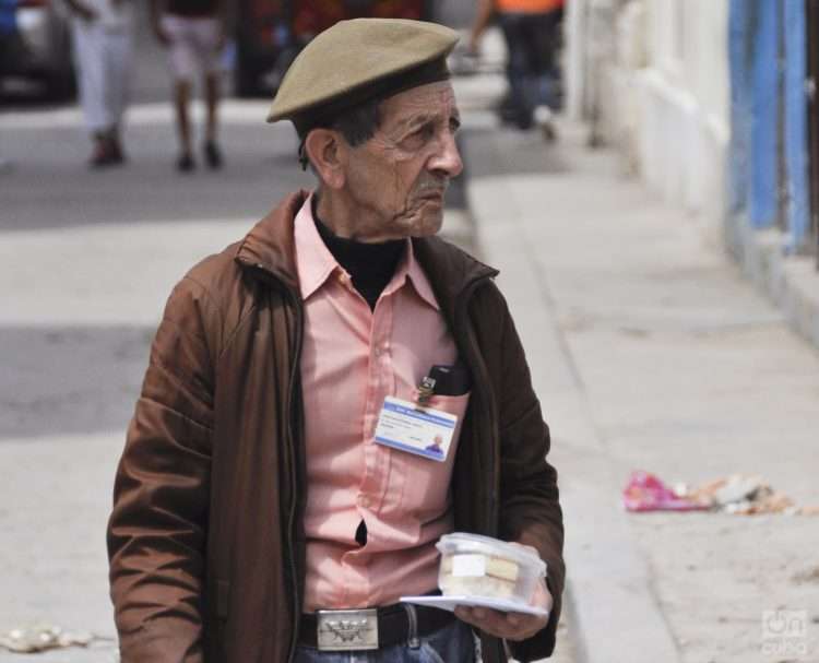 Un hombre camina por Centro Habana durante un frente frío. Foto: Kaloian.