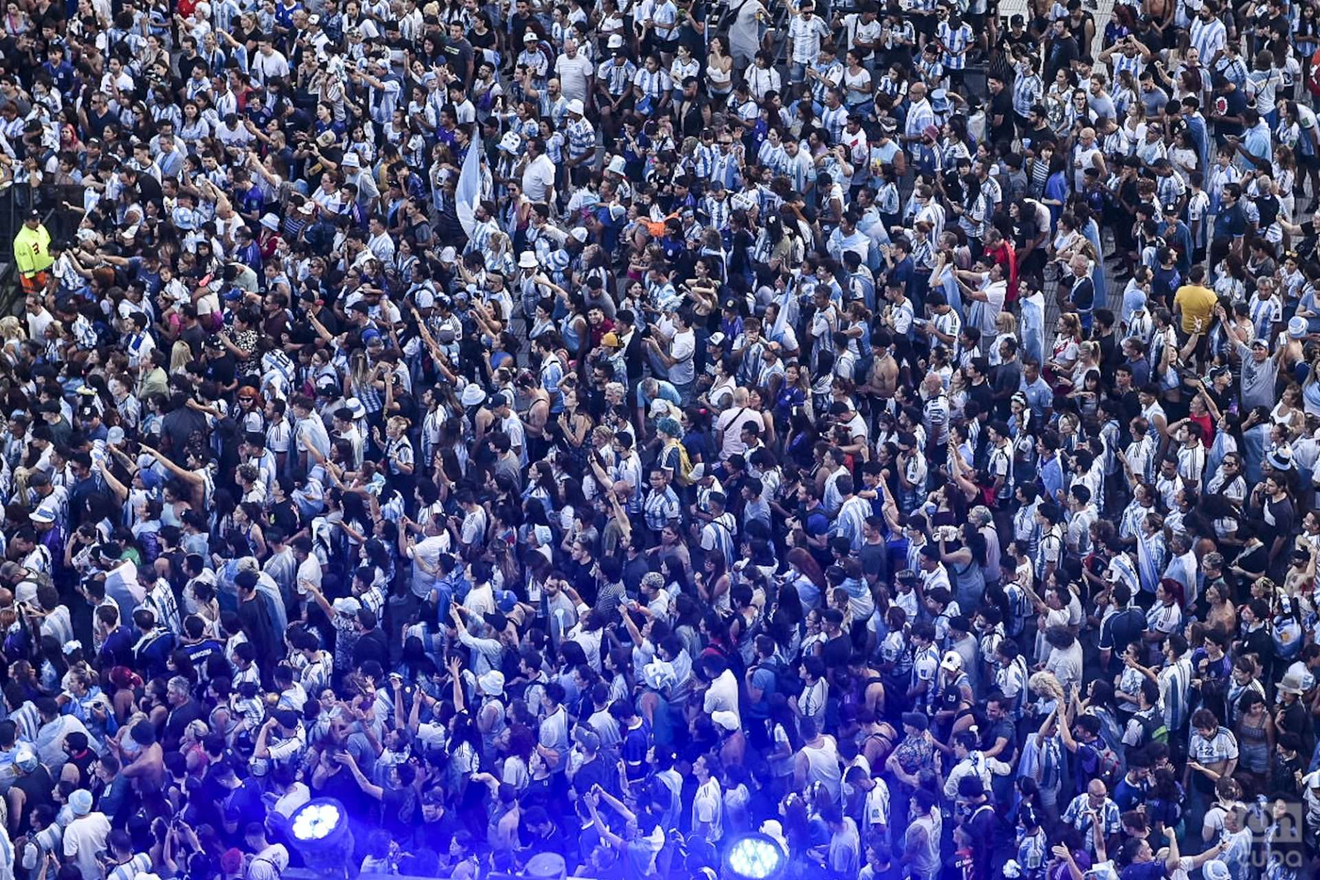 En Buenos Aires la multitud festeja la victoria de su equipo en el Mundial de Qatar 2022. 