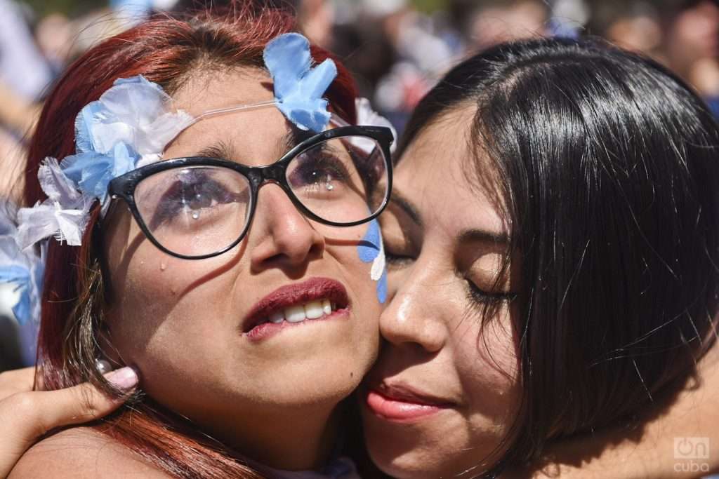 Hinchas mirando la final entre Argentina y Francia en los Bosques de Palermo. Foto: Kaloian.