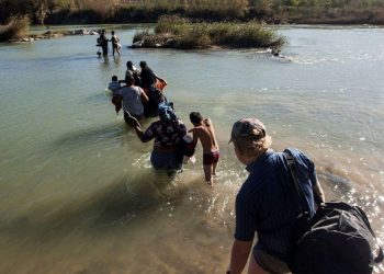 Un grupo de migrantes cubanos cruza la frontera entre México y Estados Unidos por el río Bravo. Foto: Dallas Morning News / Archivo.
