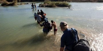 Un grupo de migrantes cubanos cruza la frontera entre México y Estados Unidos por el río Bravo. Foto: Dallas Morning News / Archivo.